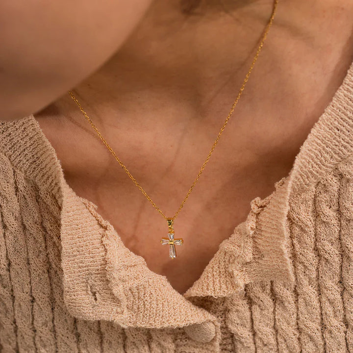 Collana con Pendente a Croce di Diamanti Delicati - Maison Léa &amp; Lou