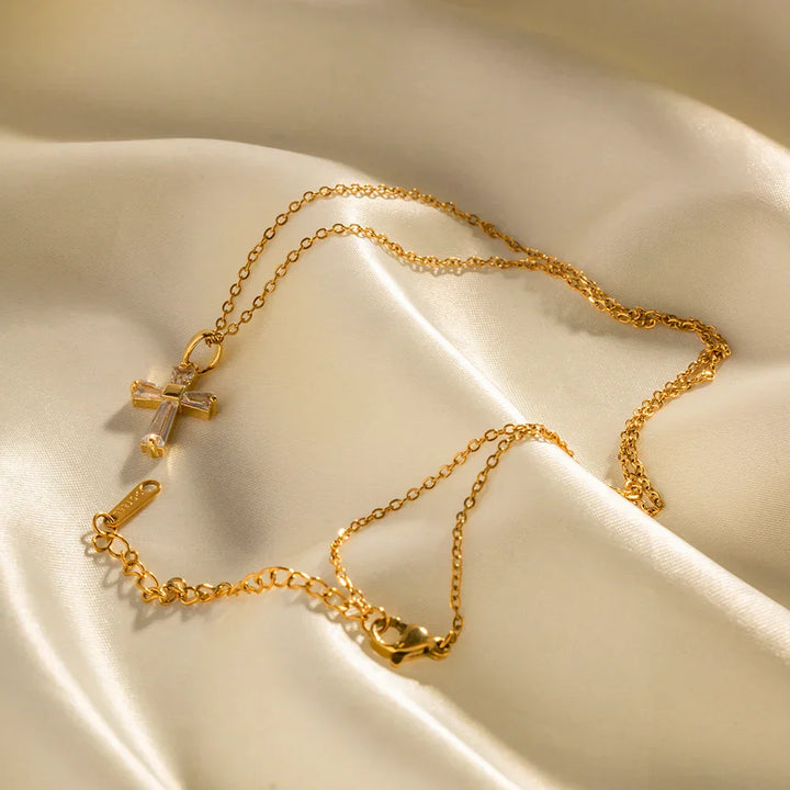 Collana con Pendente a Croce di Diamanti Delicati - Maison Léa &amp; Lou