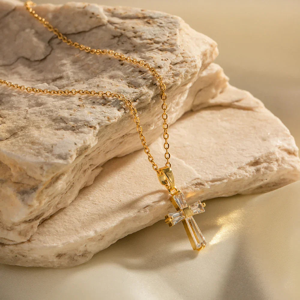 Collana con Pendente a Croce di Diamanti Delicati - Maison Léa &amp; Lou