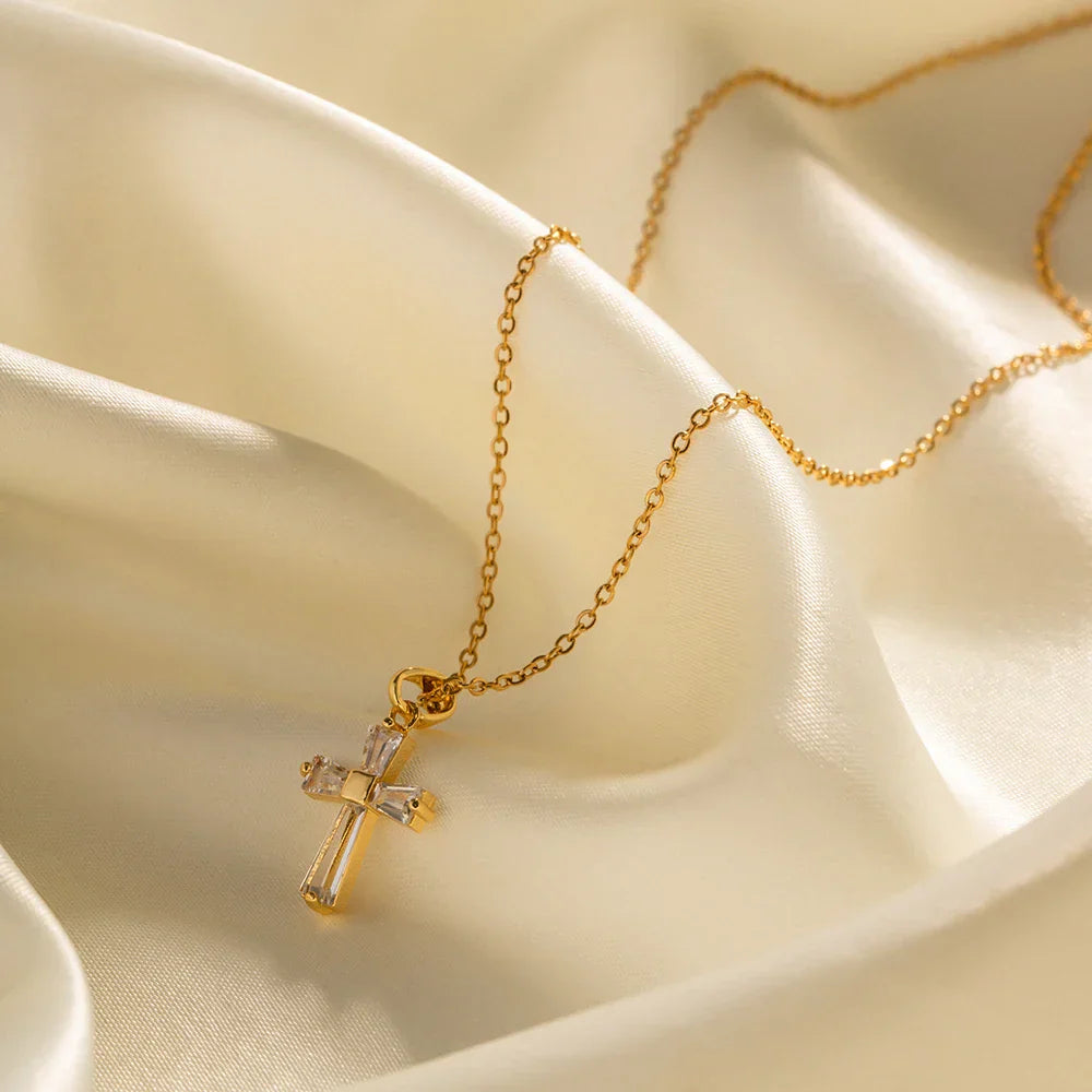 Collana con Pendente a Croce di Diamanti Delicati - Maison Léa &amp; Lou