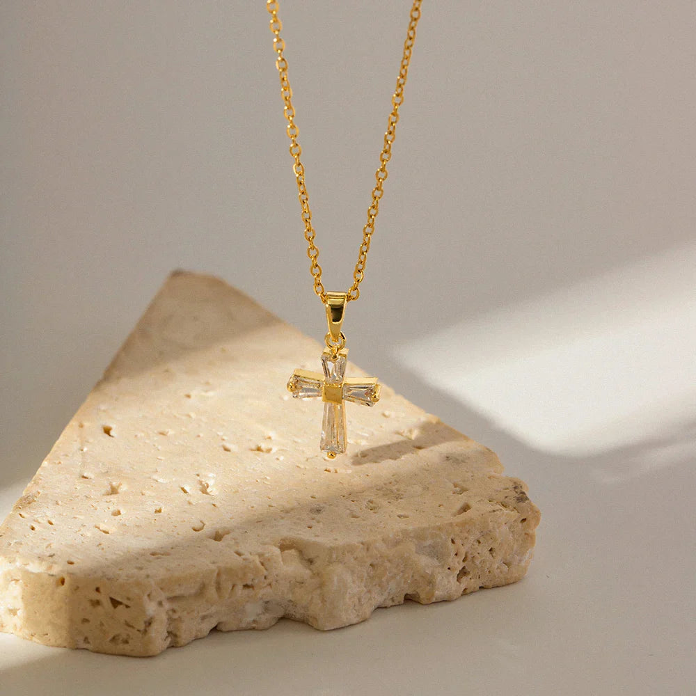 Collana con Pendente a Croce di Diamanti Delicati - Maison Léa &amp; Lou
