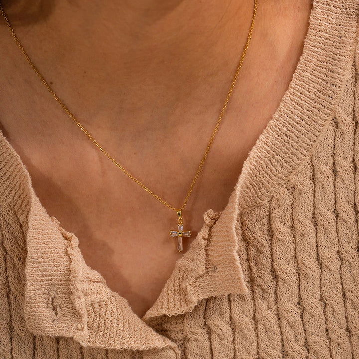 Collana con Pendente a Croce di Diamanti Delicati - Maison Léa &amp; Lou