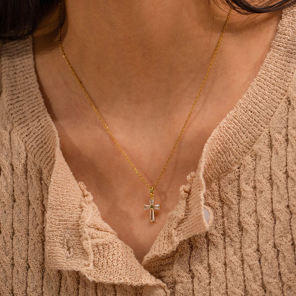 Collana con Pendente a Croce di Diamanti Delicati - Maison Léa &amp; Lou