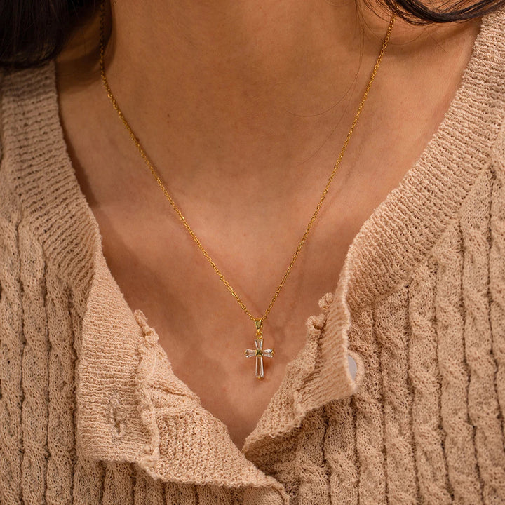 Collana con Pendente a Croce di Diamanti Delicati - Maison Léa &amp; Lou