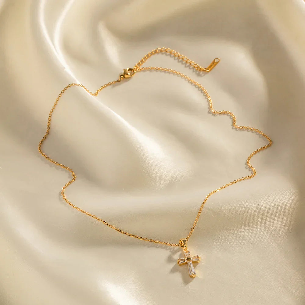 Collana con Pendente a Croce di Diamanti Delicati - Maison Léa &amp; Lou