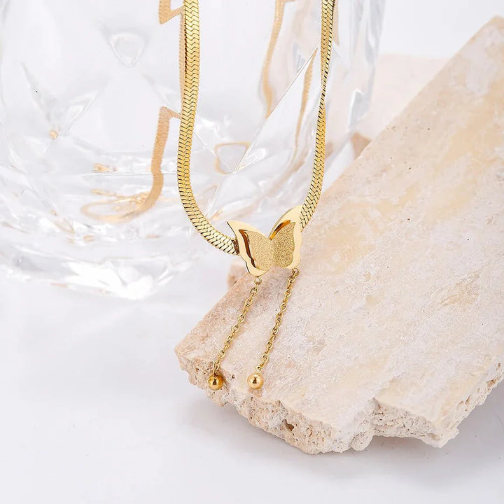 Collana Pendente a Farfalla a Spina di Pesce Delicata - Maison Léa &amp; Lou