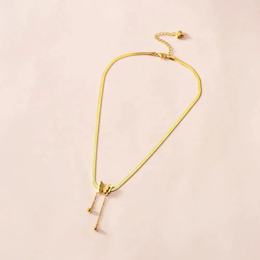 Collana Pendente a Farfalla a Spina di Pesce Delicata - Maison Léa &amp; Lou